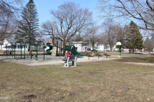 324 Lincoln Lk Ave, Lowell MI 49331-8540 exterior