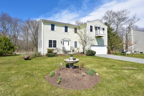 61 Fieldstone Dr, Coventry RI 02816-8722 exterior
