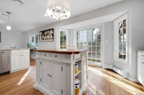 17 Cornell Dr, Commack NY 11725-2523 exterior