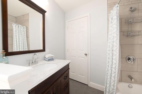 2342 Carpenter St, Philadelphia PA 19146-2418 exterior