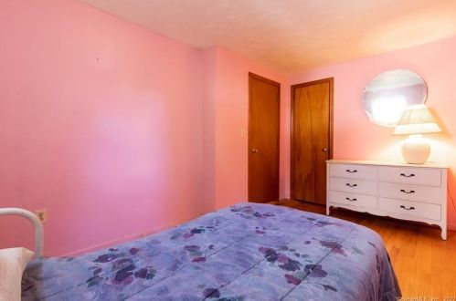 9 Beech Rd, Enfield CT exterior