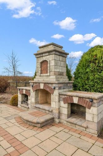 2384 Pebble Crk Dr, Rochester MI 48363-2228 exterior