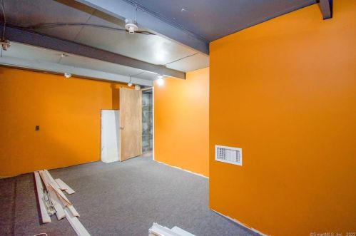 18 Grv St, Enfield CT 06082-4755 exterior