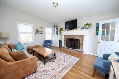 19 Livingston St, Huntington Station NY 11746-4026 exterior