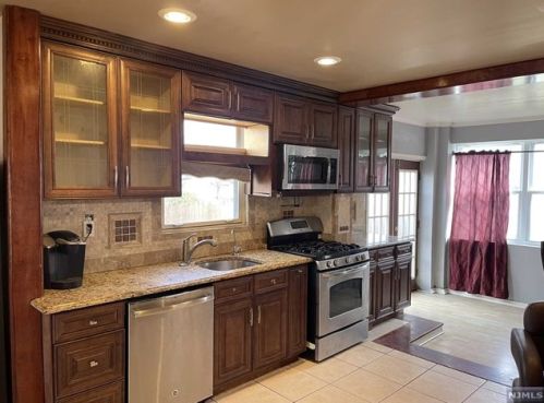 1068 Margaret St, Teaneck NJ  07666-4812 exterior