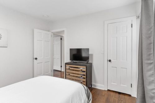 2074 Arlington Cir, Atlanta GA 30318-6380 exterior