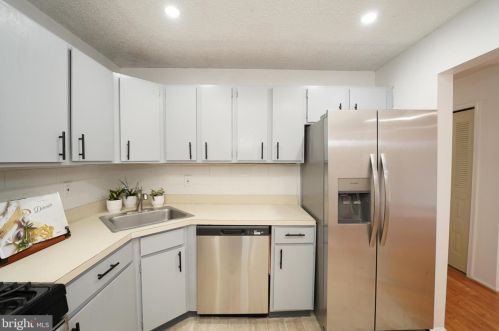 36 Holly Ct, Trenton NJ  08619-4633 exterior