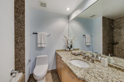 2246 Lakewood Ave, Chicago IL 60614-3629 exterior