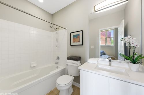 706 Evergreen Ave, Chicago IL 60622-1908 exterior