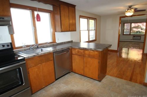 18 Earl St, Manchester CT  06040-4336 exterior