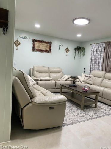 6474 Nightingale St, Dearborn Heights MI  48127-2131 exterior