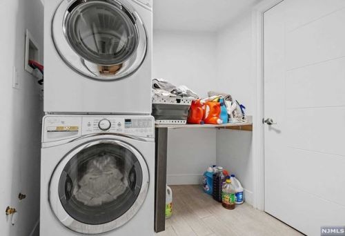 24 Casta Ln, Edgewater NJ 07020-1504 exterior