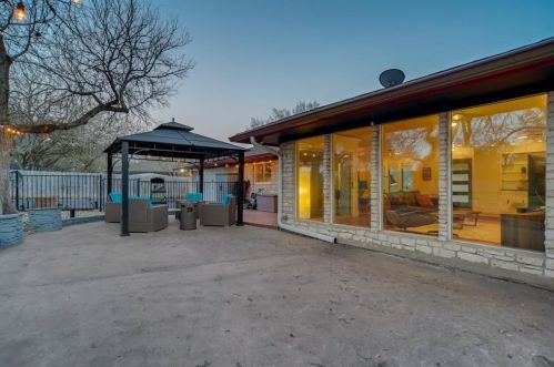 8702 Crst Rdg Cir, Austin TX 78750-3018 exterior