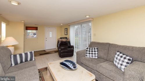 18 Trinity Ln, Blenheim NJ exterior