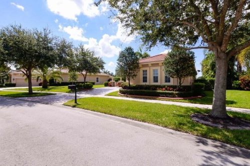 9895 Nuova Way, Fort Pierce FL  34986-2860 exterior