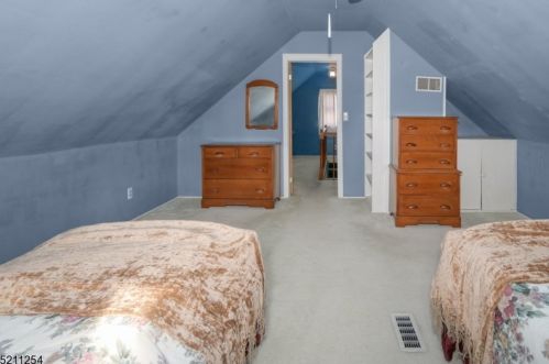 47 Dawn Dr, Clark NJ 07066-1401 exterior