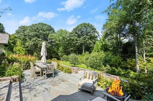 20 Partridge Holw Rd, Greenwich CT 06831-2663 exterior