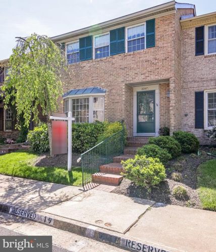 8247 Clifton Farm Ct, Alexandria VA  22306-3268 exterior