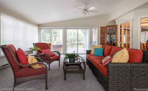 3227 Greenspring Ln, Rochester MI 48309-2744 exterior