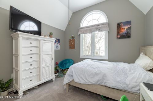 1360 Crooked Lk Dr, Kalamazoo MI 49009-8950 exterior