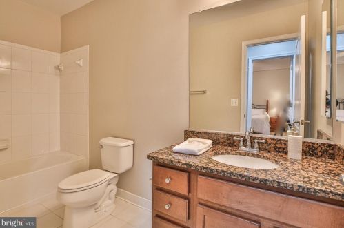 16609 Fox Chase Ct, Leesburg VA 20176-7845 exterior