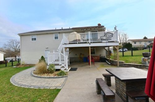 9 Ferncrest Dr, Providence RI 02919-3503 exterior