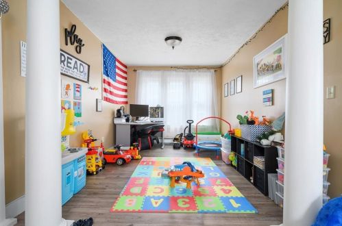 82 Ave B, Woonsocket RI 02895-6262 exterior