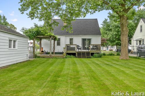 1243 Northlawn St, Grand Rapids MI 49505-3866 exterior