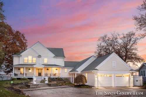 2385 Memorial Dr, Meskegon, MI 49445-2202