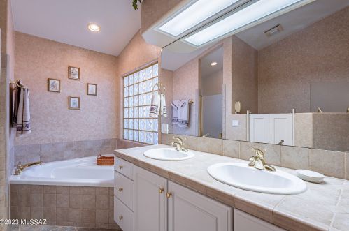 594 Mickelson Ln, Green Valley AZ 85614-5749 exterior