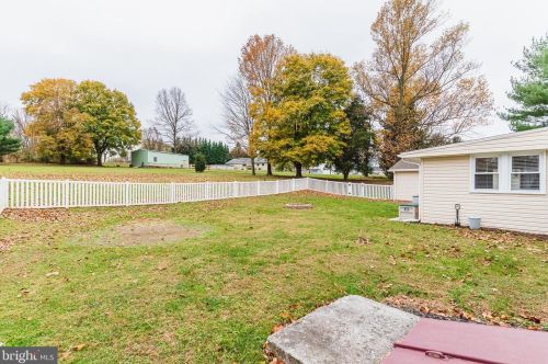 33 Vly Vw Dr, Hanover PA 17331-8307 exterior