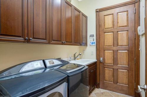 9054 Shenendoah Cir, Naples FL 34113-1663 exterior