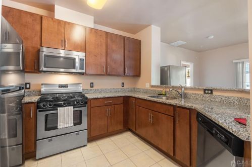 323 Pond Ln, Piscataway NJ  08854-7400 exterior