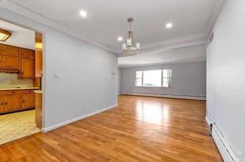 1081 Chestnut St, Valley Stream NY  11580-2157 exterior