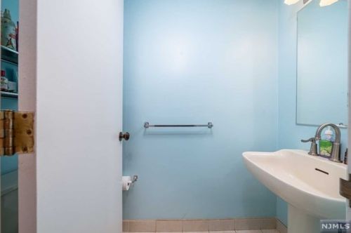 9 Lawrence Ct, Teaneck NJ 07666-6489 exterior