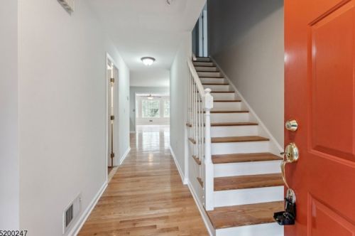 18 Overlook Dr, Parsippany, NJ 07834-1714