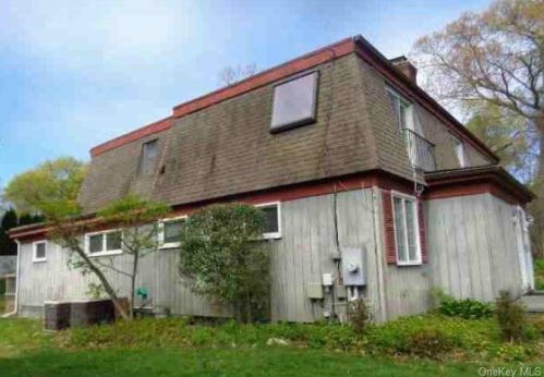 205 Corey Pl, Huntington Station, NY 11746-2038