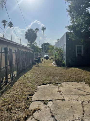 1109 Colonial Rd, Fort Pierce FL 34950-5068 exterior