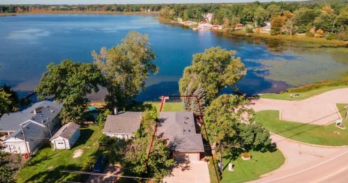 15404 Park Lake Rd, East Lansing MI 48823-3864 exterior