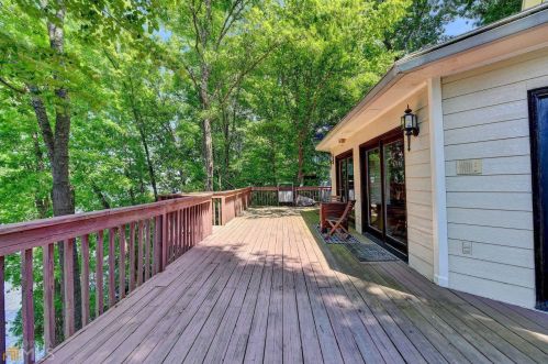 8388 Lake Dr, Lithonia GA  30039-5724 exterior