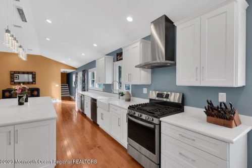 165 New Monmouth Rd, Middletown NJ  07748-2232 exterior