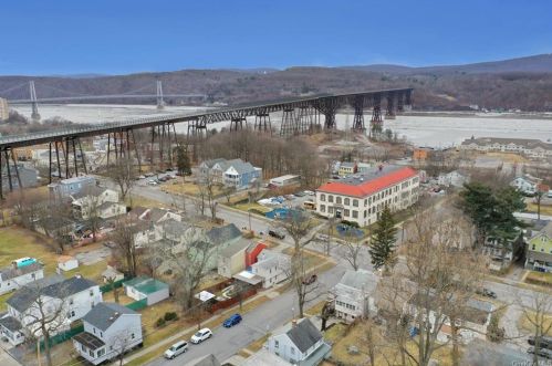 49 Delafield St, Poughkeepsie, NY 12601-1735