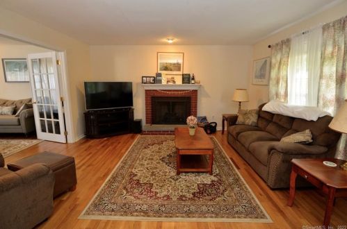 3 Commodore Hull Dr, Derby CT 06418-2255 exterior