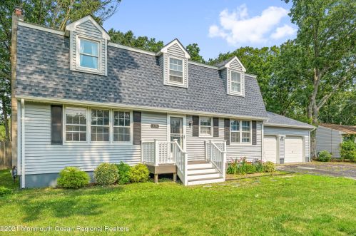 234 Spruce Ln, Lacey, NJ 08731-2735