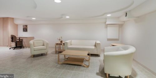 868 Broadmoor Rd, Huntingdon Valley PA 19006-2803 exterior