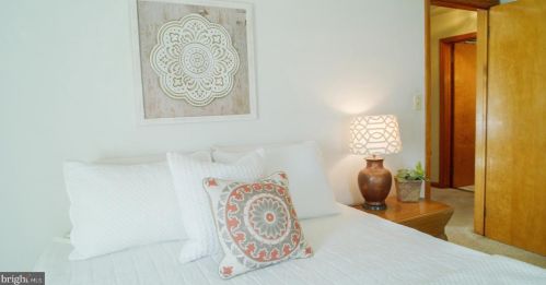 22 Lincoln Dr, Hanover PA 17331-4906 exterior