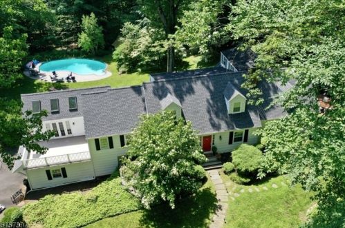 160 Roundtop Rd, Bernardsville, NJ 07924-2105