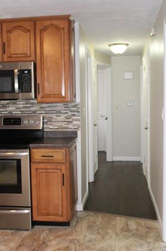 5 Play Rd, Enfield CT 06082-5148 exterior