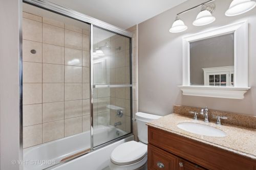 40 Delaware Pl, Chicago IL 60611-1429 exterior