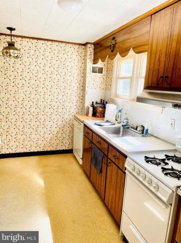 1202 Mulberry St, Chester PA 19015-3046 exterior